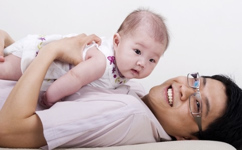 บทบาทของพ่อกับการเลี้ยงลูกด้วยนมแม่